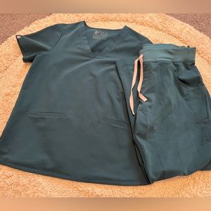 Figs Women’s Scrub Set **LIKE NEW**